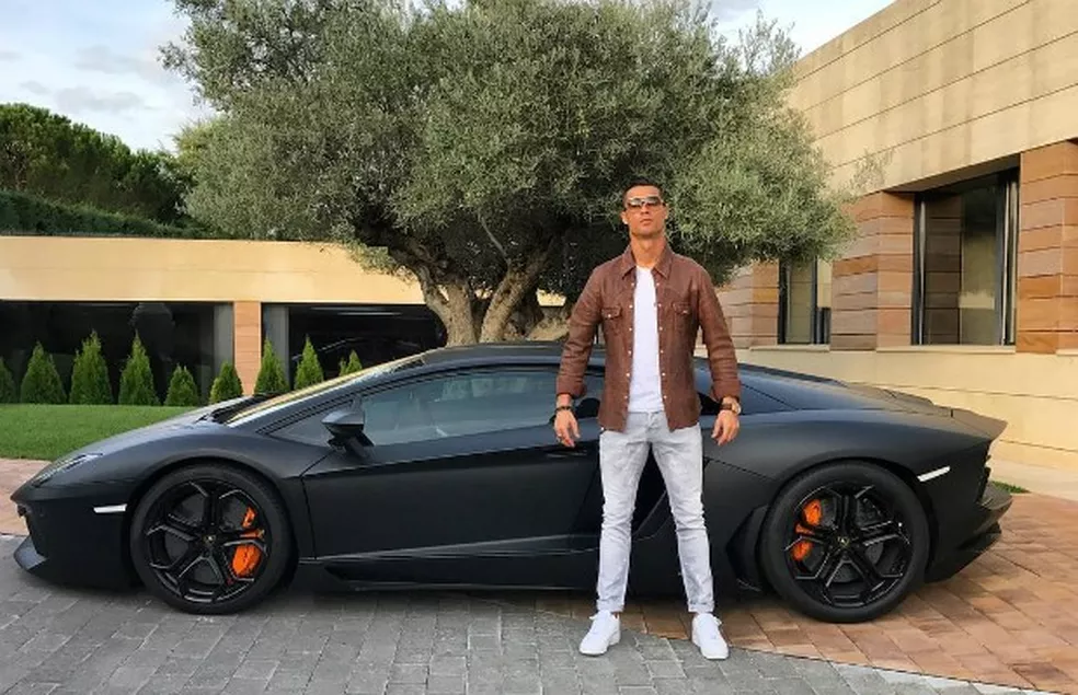 Garagem milionária do Cristiano Ronaldo