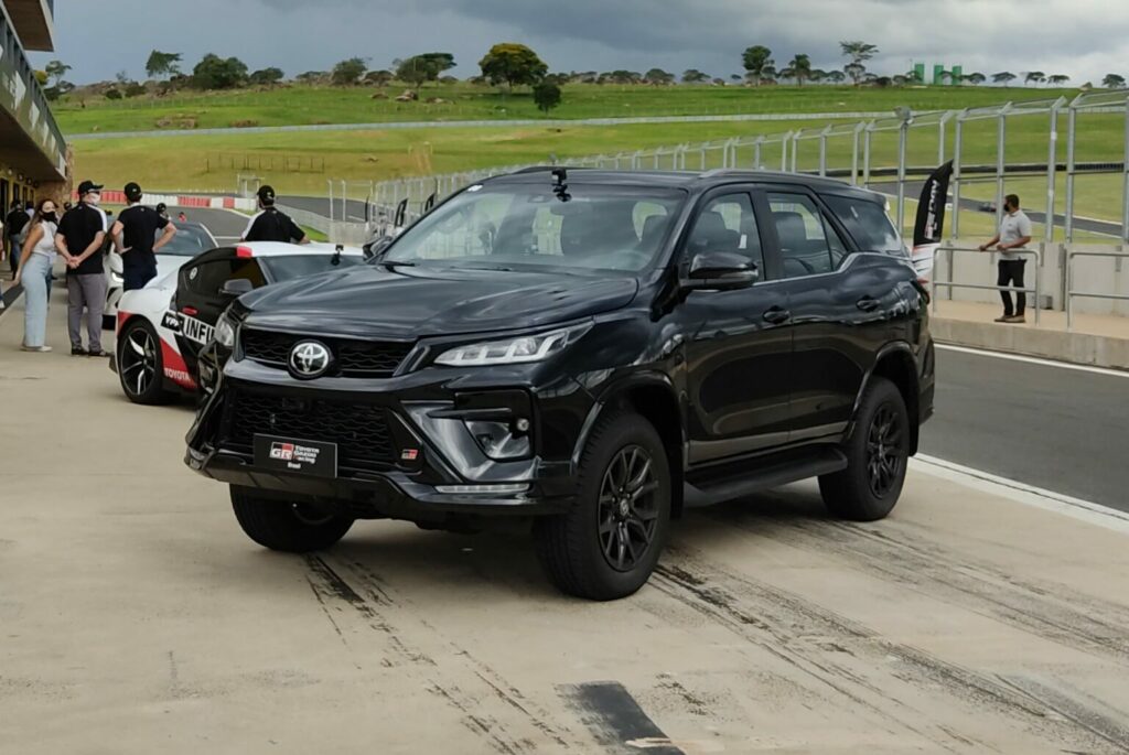Toyota Hilux SRX Plus e GR-Sport 2024 - Conheça as novas versões que beiram os 400 mil reais