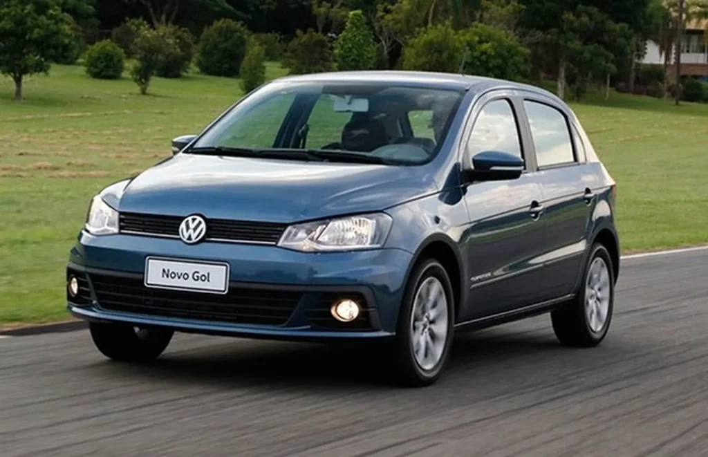 Clássico absoluto entre os seminovos, o Volkswagen Gol é sinônimo de confiabilidade e manutenção simples. A versão 1.6 é ideal para quem precisa de mais fôlego no motor, especialmente para uso misto entre cidade e estrada. Ficha técnica (versão 1.6 MSI 2016-2018): Motor: 1.6 8V MSI Flex — 104 cv com etanol Câmbio: Manual de 5 marchas Consumo: até 11,5 km/l na cidade / 13,5 km/l na estrada (gasolina) Porta-malas: 285 litros Itens comuns: Direção hidráulica, ar-condicionado, vidros e travas elétricas, som com Bluetooth, volante com ajuste de altura Por que vale a pena: Com motor mais forte que o 1.0, o Gol 1.6 oferece melhor desempenho em viagens, subidas ou com o carro carregado. É robusto, fácil de manter e com grande oferta de peças e mão de obra em todo o Brasil.