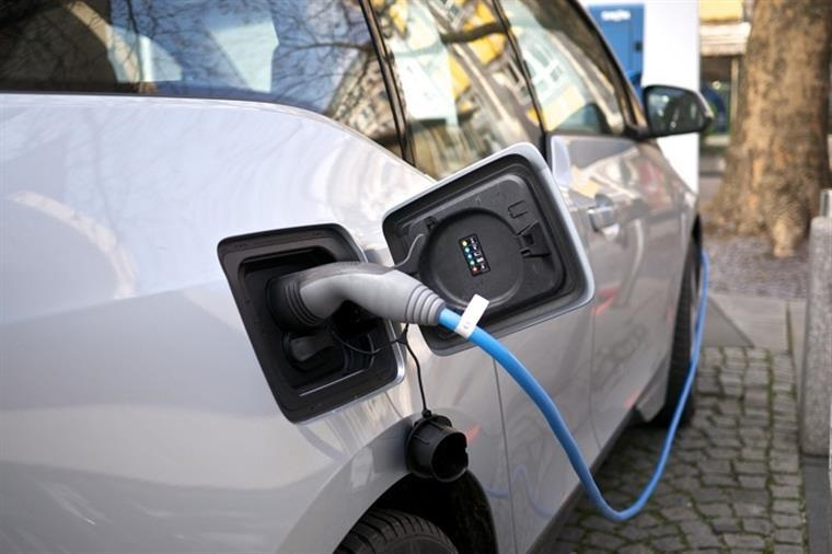 Bateria de Carro Elétrico Vicia? Veja o que acontece na prática
