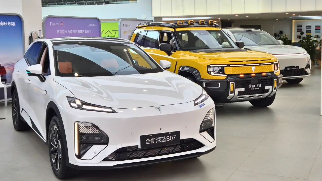 Por que os carros elétricos na China ficaram mais caros